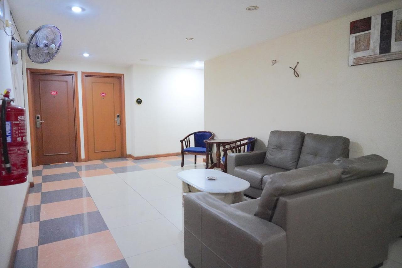Oyo 89866 Houz Inn Bintulu Bagian luar foto